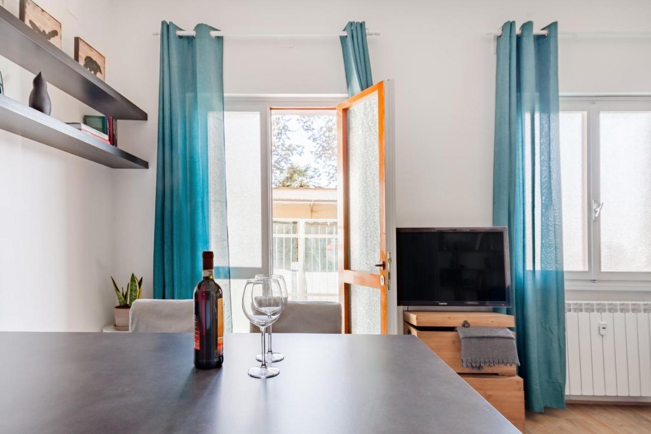 Open The Classic Wooden Shutters At A Cozy City Nest 佛罗伦萨 外观 照片