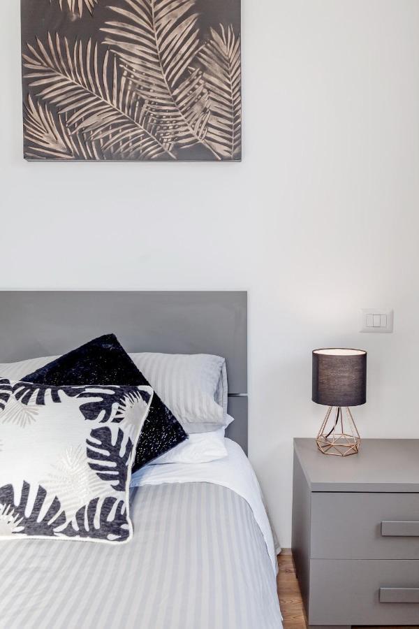 Open The Classic Wooden Shutters At A Cozy City Nest 佛罗伦萨 外观 照片