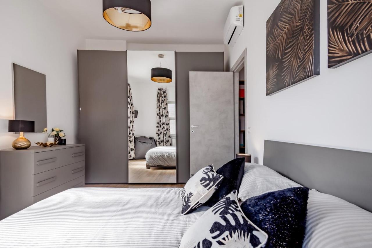 Open The Classic Wooden Shutters At A Cozy City Nest 佛罗伦萨 外观 照片