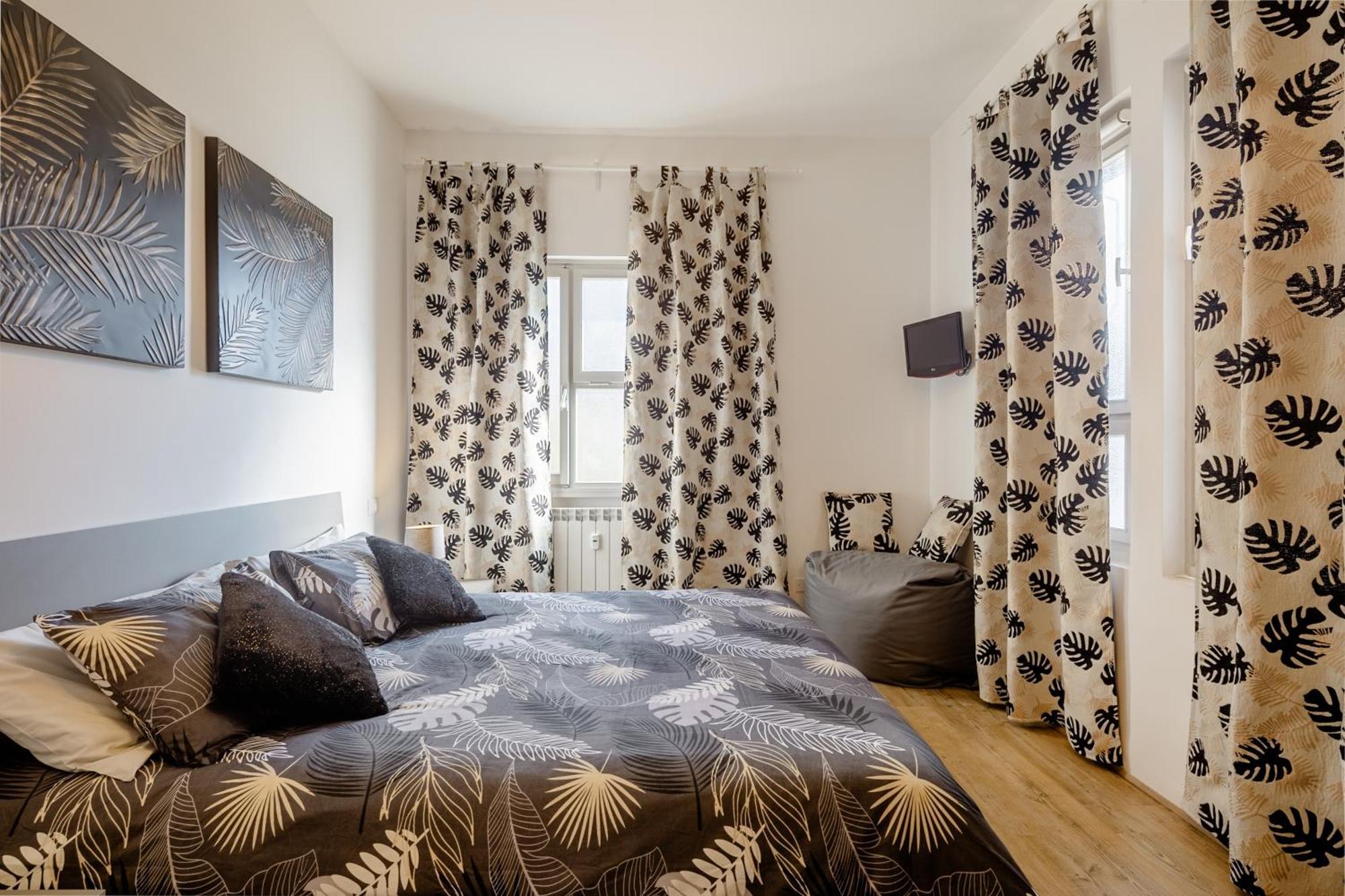 Open The Classic Wooden Shutters At A Cozy City Nest 佛罗伦萨 外观 照片