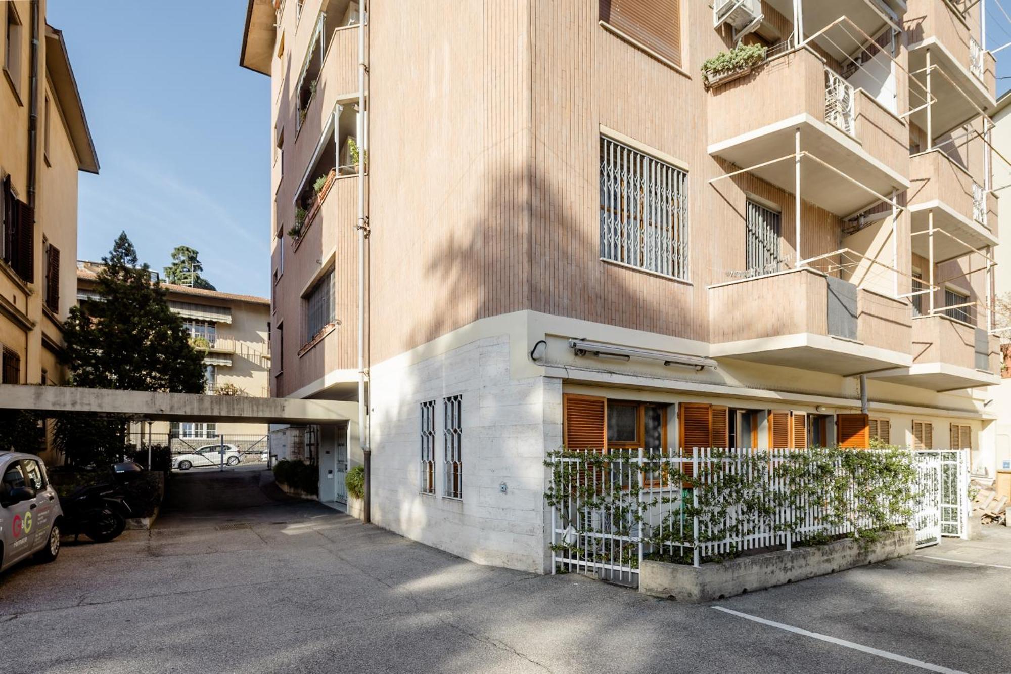 Open The Classic Wooden Shutters At A Cozy City Nest 佛罗伦萨 外观 照片