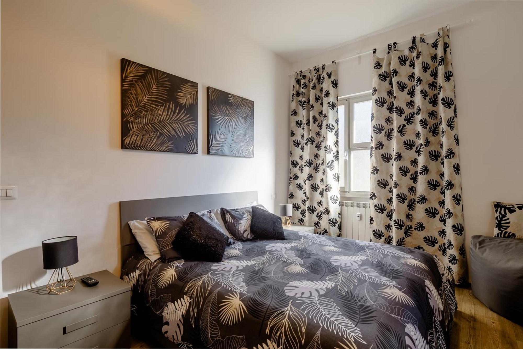 Open The Classic Wooden Shutters At A Cozy City Nest 佛罗伦萨 外观 照片