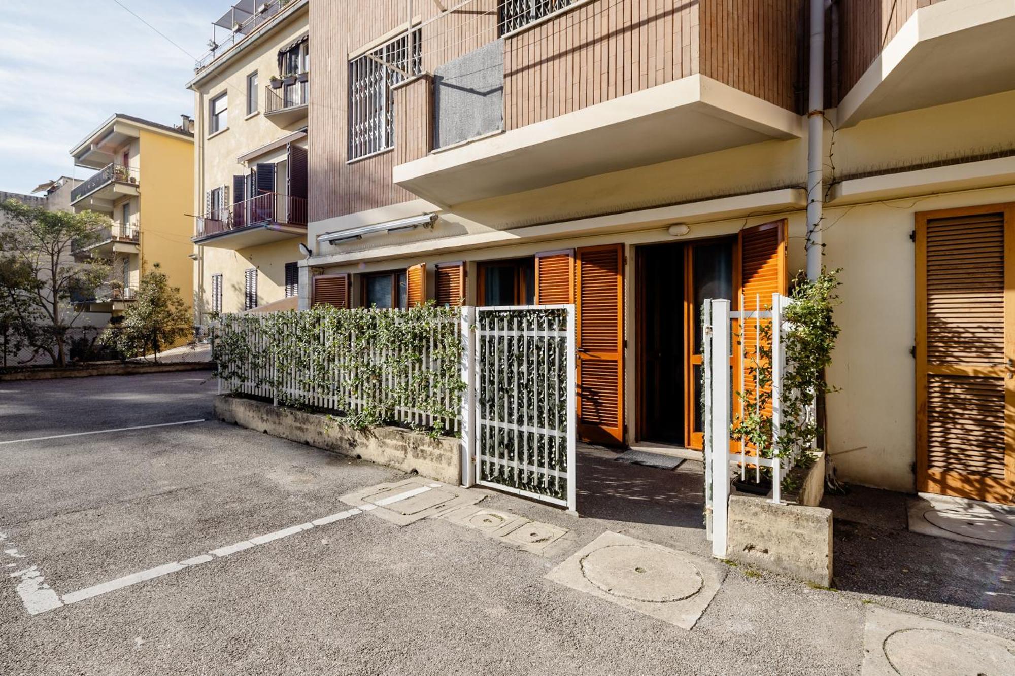 Open The Classic Wooden Shutters At A Cozy City Nest 佛罗伦萨 外观 照片