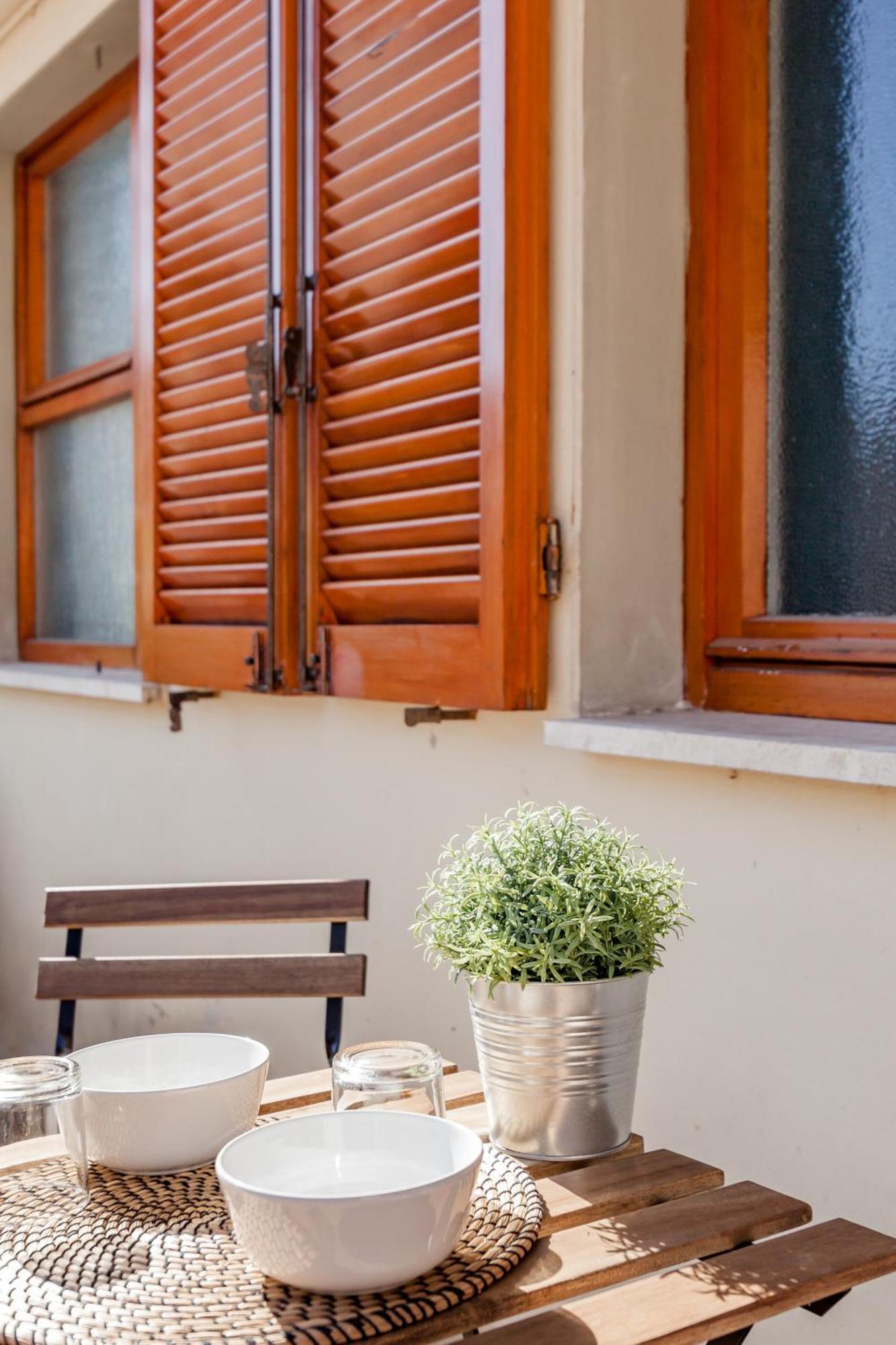 Open The Classic Wooden Shutters At A Cozy City Nest 佛罗伦萨 外观 照片