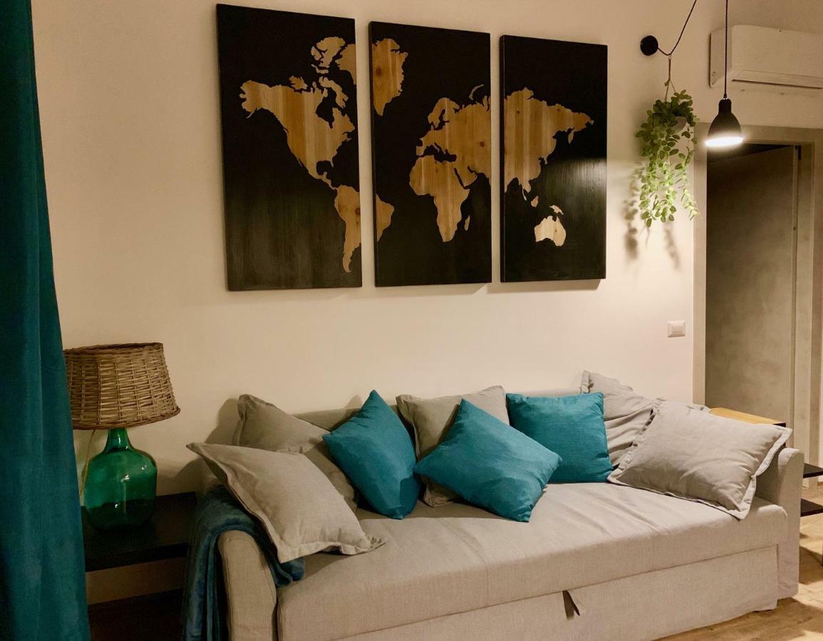 Open The Classic Wooden Shutters At A Cozy City Nest 佛罗伦萨 外观 照片