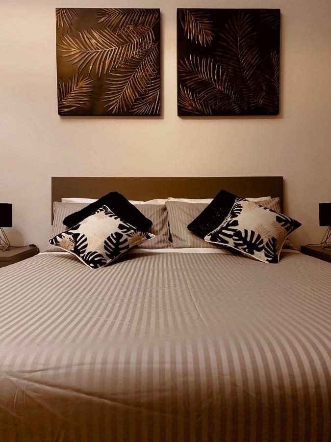 Open The Classic Wooden Shutters At A Cozy City Nest 佛罗伦萨 外观 照片
