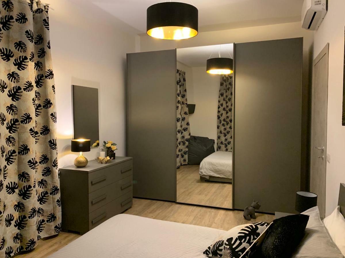 Open The Classic Wooden Shutters At A Cozy City Nest 佛罗伦萨 外观 照片