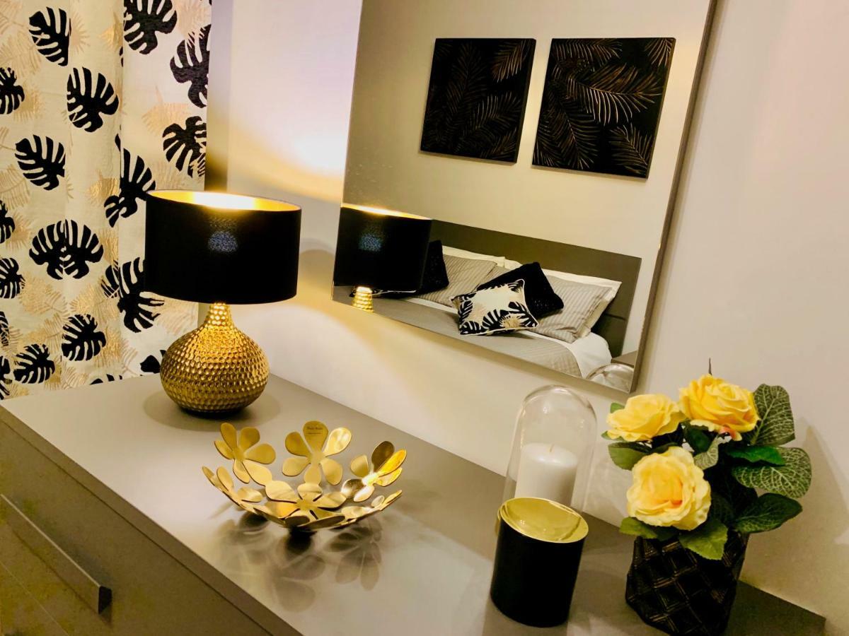 Open The Classic Wooden Shutters At A Cozy City Nest 佛罗伦萨 外观 照片