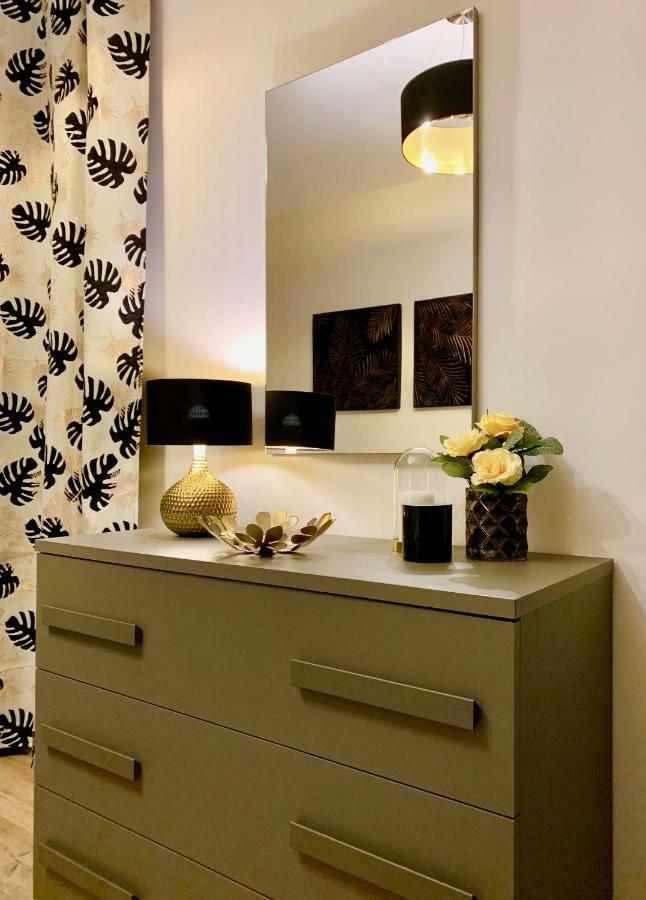Open The Classic Wooden Shutters At A Cozy City Nest 佛罗伦萨 外观 照片