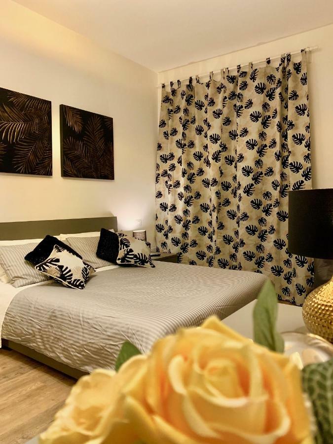 Open The Classic Wooden Shutters At A Cozy City Nest 佛罗伦萨 外观 照片