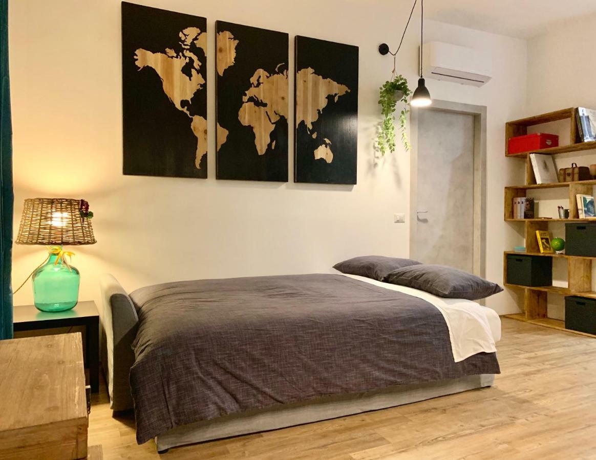 Open The Classic Wooden Shutters At A Cozy City Nest 佛罗伦萨 外观 照片