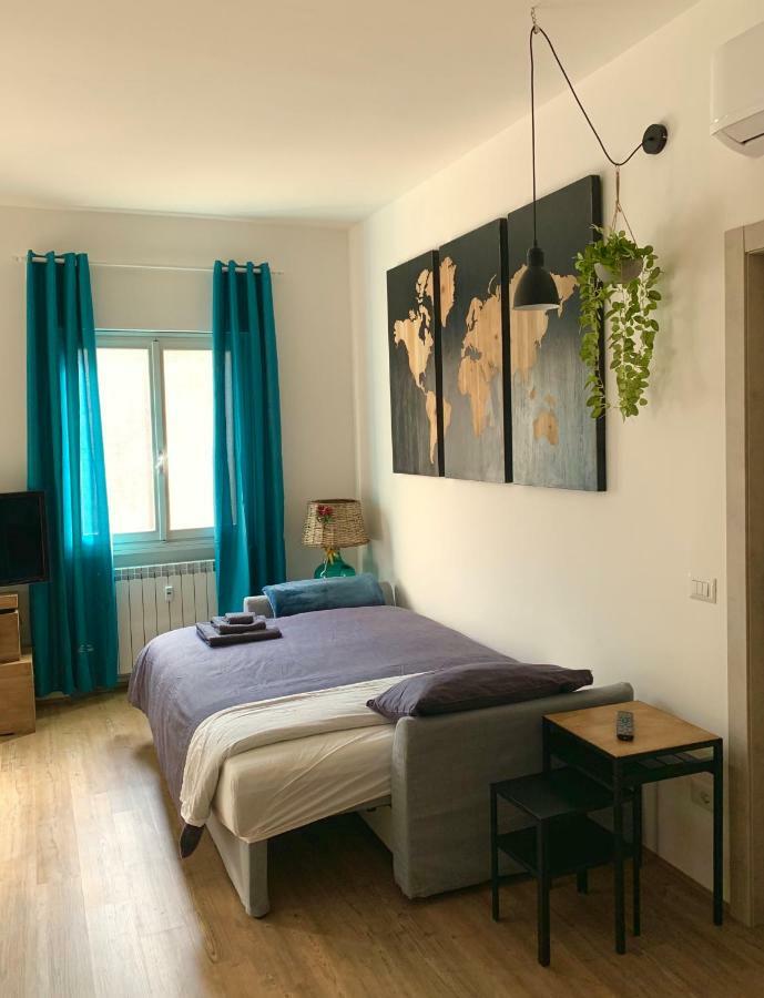 Open The Classic Wooden Shutters At A Cozy City Nest 佛罗伦萨 外观 照片