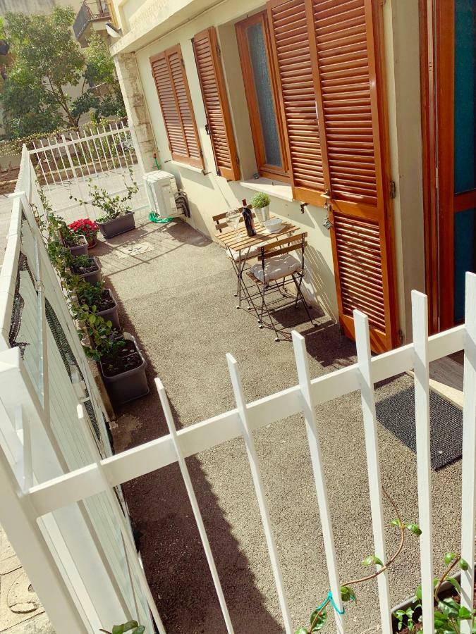Open The Classic Wooden Shutters At A Cozy City Nest 佛罗伦萨 外观 照片