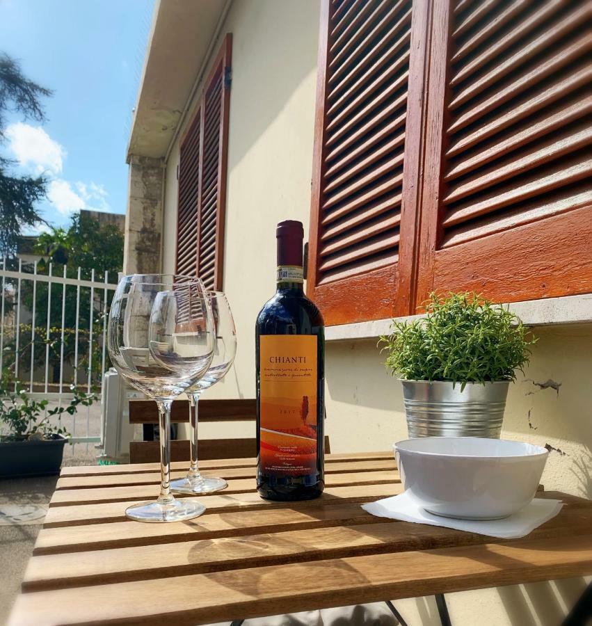 Open The Classic Wooden Shutters At A Cozy City Nest 佛罗伦萨 外观 照片