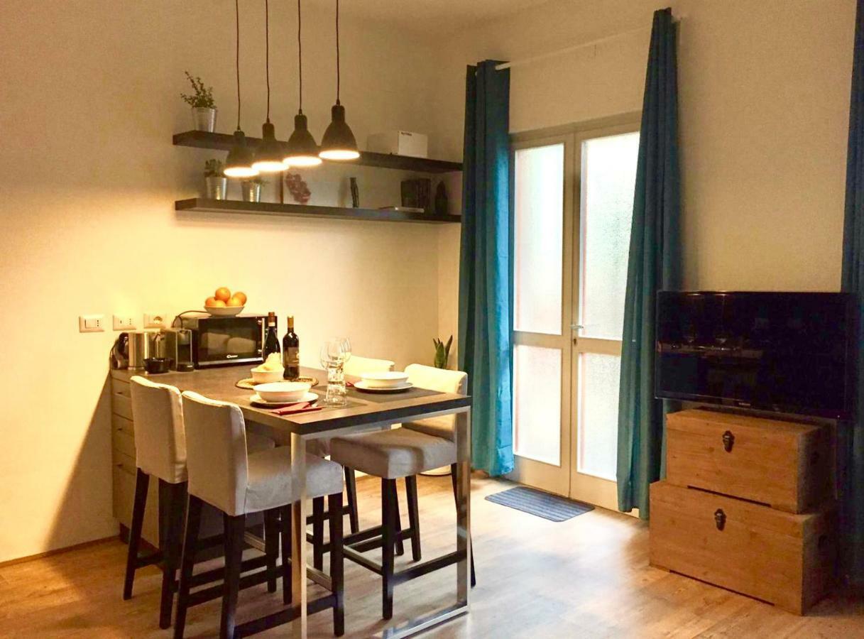 Open The Classic Wooden Shutters At A Cozy City Nest 佛罗伦萨 外观 照片