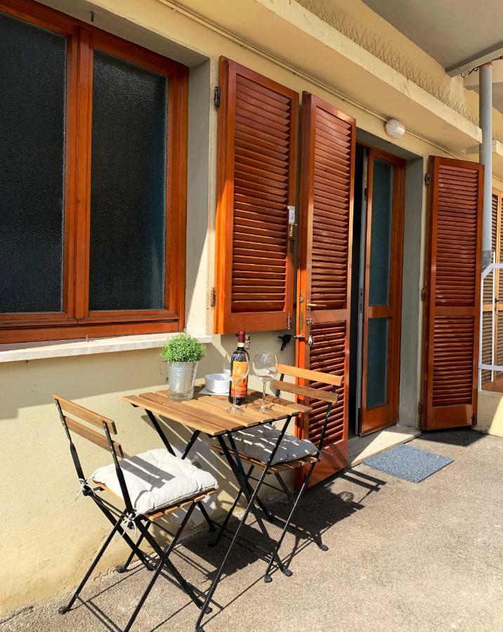 Open The Classic Wooden Shutters At A Cozy City Nest 佛罗伦萨 外观 照片